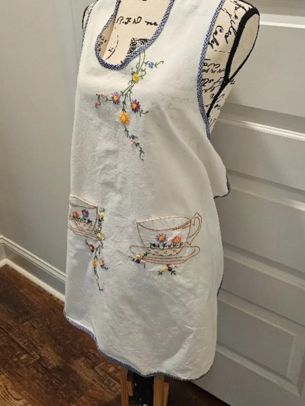 Vintage Embroidered Apron Tea Cup Teacup Pockets Flowers Floral EUC